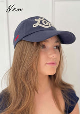 blå keps i klassisk polo stil med vit vintage Lope logo, broderad röd häst på sidopanelen.