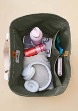 Lope Tote Bag Gröngrå stallväska /grooming bagrymmer mycket packning.. Tyg: 900D polyester i grågrön färg. Axelband: Vävda band i crèmevitt med nedsänkt text LOPE SPORT. Sömmar: SPI (stitches per inch): 8–9. Foder: Dubbelt tyg (samma polyester även som insida). Tråd: Nylon, med hög slitstyrka. Logo-lapp: Cognacsfärgat PU-läder med svart nedsänkt präglad logotyp. Stängningsrem: Cognacsfärgat PU-läder med tryckknapp i antik mässing präglad med logotyp