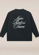 svart Oversize sweatshirt i miljövänligt French Terry-tyg av 85% ekologisk bomull och 15% återvunnen polyester. Den har raglanärmar, ribbstickad halsringning och ärmslut, längre baksida och slitsar vid sidosömmarna för en avslappnad men stilren passform. Med genomtänkta detaljer som herringbone-band i nackbandet och stort 'Lope Riders Team'-tryck på ryggen, erbjuder denna hållbara design både komfort och elegans, perfekt för både i och utanför stallet