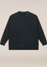 svart Oversize sweatshirt i miljövänligt French Terry-tyg av 85% ekologisk bomull och 15% återvunnen polyester. Den har raglanärmar, ribbstickad halsringning och ärmslut, längre baksida och slitsar vid sidosömmarna för en avslappnad men stilren passform. Med genomtänkta detaljer som herringbone-band i nackbandet och stort 'Lope Riders Team'-tryck på ryggen, erbjuder denna hållbara design både komfort och elegans, perfekt för både i och utanför stallet