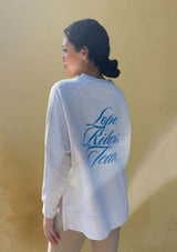 Oversize sweatshirt i miljövänligt French Terry-tyg av 85% ekologisk bomull och 15% återvunnen polyester. Den har raglanärmar, ribbstickad halsringning och ärmslut, längre baksida och slitsar vid sidosömmarna för en avslappnad men stilren passform. Med genomtänkta detaljer som herringbone-band i nackbandet och stort 'Lope Riders Team'-tryck på ryggen, erbjuder denna hållbara design både komfort och elegans, perfekt för både i och utanför stallet