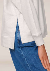 Oversize sweatshirt i miljövänligt French Terry-tyg av 85% ekologisk bomull och 15% återvunnen polyester. Den har raglanärmar, ribbstickad halsringning och ärmslut, längre baksida och slitsar vid sidosömmarna för en avslappnad men stilren passform. Med genomtänkta detaljer som herringbone-band i nackbandet och stort 'Lope Riders Team'-tryck på ryggen, erbjuder denna hållbara design både komfort och elegans, perfekt för både i och utanför stallet. med sprund i sidan