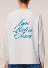 ljus grå Oversize sweatshirt i miljövänligt French Terry-tyg av 85% ekologisk bomull och 15% återvunnen polyester. Den har raglanärmar, ribbstickad halsringning och ärmslut, längre baksida och slitsar vid sidosömmarna för en avslappnad men stilren passform. Med genomtänkta detaljer som herringbone-band i nackbandet och stort 'Lope Riders Team'-tryck på ryggen, erbjuder denna hållbara design både komfort och elegans, perfekt för både i och utanför stallet