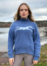Lope wool polo knit tröja i 100% ull - med hästmotiv på bröstet. Tidlös halvpolo i mjuk och varm! Vår populära ulltröja finns nu i skandinavisk blå. Avslappnad elegans möter tidlös stil