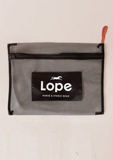 tvättpåse i meshmaterial. praktisk förvaring för hästens lindor och benskydd