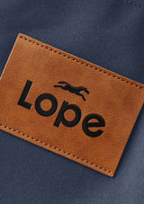 Lope Tote midnattsblå– din nya favoritväska till stallet, jobbet och träningen. Tyg: 900D polyester i blåsvart färg. Logo-lapp: Cognacsfärgat PU-läder med svart nedsänkt präglad logotyp.