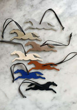 SIGNATURE HORSE BAG CHARM till väskan