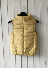 Gul ridväst i dun för kvinnor i matt finish. Vitt tryck på ryggen "Lope Horse and stable Gear" Brodyr på vänster front. Kanter med elastiskt band i ärm och midja.