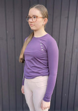 lila långärmad ridtopp för juniorer. lope tryck på bröstet. lätt och luftig