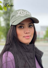 Army green keps i klassisk polo stil med vit vintage Lope logo, broderad ljusblå häst på sidopanelen.