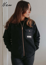 STABLE FLEECE SVART + ROSÉ på modell