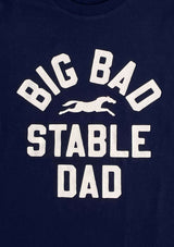 Big bad stable dad -T-shirt för alla ponny pappor! Tillverkad i 100% ekologisk bomull med modern passform och GOTS-certifiering. Screentryckt i Sverige, denna hållbara och bekväma tröja hyllar alla pappor som tar hand om sina ponnyer. Perfekt balans mellan stil och funktion.