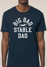 Big bad stable dad -T-shirt för alla ponny pappor! Tillverkad i 100% ekologisk bomull med modern passform och GOTS-certifiering. Screentryckt i Sverige, denna hållbara och bekväma tröja hyllar alla pappor som tar hand om sina ponnyer. Perfekt balans mellan stil och funktion.