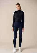 The Flow Winter Breeches i fleecefodrad design för kalla dagar. Kompressionsridbyxor med hög midja och skulpterande passform, tillverkade i ett något stadigare material som ger värme och komfort. Inkluderar mobilficka med lock, helskodda med grip för bra friktion i sadeln, samt en stay-in-place garanti för en perfekt passform. Observera att fleecefodret gör byxorna något mindre töjbara än vanliga Flow-breeches.
