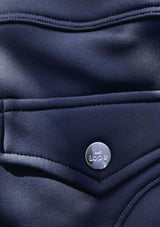 The Flow Winter Breeches i fleecefodrad design för kalla dagar. Kompressionsridbyxor med hög midja och skulpterande passform, tillverkade i ett något stadigare material som ger värme och komfort. Inkluderar mobilficka med lock, helskodda med grip för bra friktion i sadeln, samt en stay-in-place garanti för en perfekt passform. Observera att fleecefodret gör byxorna något mindre töjbara än vanliga Flow-breeches.