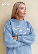 stable mum gets shit done, sky blue college tröja. mjuk och over size