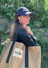 blå keps i klassisk polo stil med vit vintage Lope logo, broderad röd häst på sidopanelen. Prepy stil