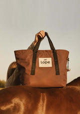 THE CHAMPION BAG REDUX - RICH CHOCOLATE stallväska .carry all stable bag, perfect durable tote bag for all your riding gear. stylish for riders