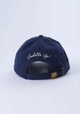 LOPE HERITAGE KEPS -NAVY Blå keps i klassisk polo stil med vit vintage Lope logo, broderad röd häst på sidopanelen. Text "Saddle up!" broderat bak