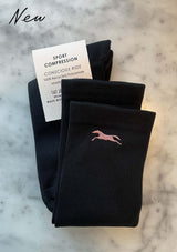 kompressions strumpor med broderad häst i rosé gukd. svarta knästrumpor för ryttare. av återvunnet material
