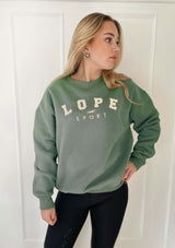 lope crewneck. Oversize green sweatshirt med brodyr på bröstet. Tröja för alla stable gals!