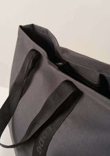 stor stallväska i hållbart material. grå rid tote bag med special vävda band inner ficka med blixtlås och en praktisk knapp att stänga väskan med
