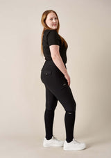 ridklädd kvinna med svarta the flow funktions ridbyxor med kompression i storlek large