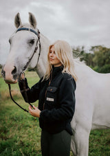 stable fleece svart på modell med häst