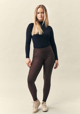 ridbyxor dam . ridklädd kvinna i flow bruna ridbyxor för dam med knappar i guld