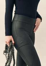 ridbyxor dam . ridklädd kvinna i flow mörkgröna kompressions ridbyxor med knappar i rose´guld. mobilficka med broderad häst