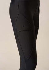 nya helsvarta The Flow – kompressionsridbyxor med hög midja, tillverkade i kvalitativ fyrvägsstretch. Dessa byxor är både sköna och figursmickrande, med en perfekt passform. De har en praktisk mobilficka och snygga, genomtänkta svarta detaljer. bbroderad häst i svart