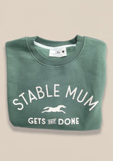 stable mum gets shit done -college tröja i grönt för alla stall mammor vikt