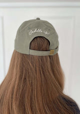 Army green keps i klassisk polo stil med vit vintage Lope logo, broderad ljusblå häst på sidopanelen.