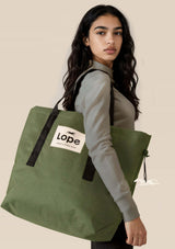 THE CHAMPION BAG REDUX - HUNTING GREEN stallväska på modell