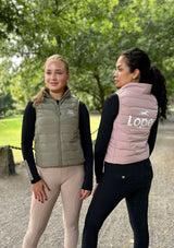 en grön och en rosa ridväst |lope.se