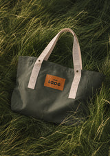 LOPE TOTE BAG – GRÅGRÖN i gräset