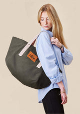 Lope Tote Bag grågrön stallväska på modell