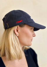 blå keps i klassisk polo stil med vit vintage Lope logo, broderad röd häst på sidopanelen.