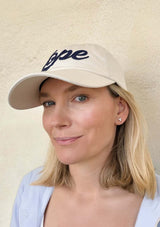 Off white keps i klassisk polo stil med blå vintage Lope logo, broderad lbeige häst på sidopanelen. My Equestrian stye