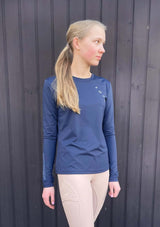 långärmad ridtopp för tjejer. Blå ridtopp i mjukt och lätt material med lope logo