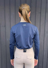 långärmad ridtopp för tjejer. Blå ridtopp i mjukt och lätt material med lope häst i nacken