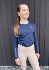 långärmad ridtopp för tjejer. Blå ridtopp i mjukt och lätt material med lope logo
