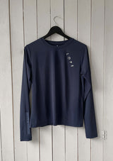 En mörkblå långärmad tröja i ett mjukt, silkesliknande material. Tröjan har rund halsringning och ett upphöjt 3D-tryck i silikon med texten "LOPE" snett över bröstet samt "LOPE SPORT" tryckt längs ena ärmen.