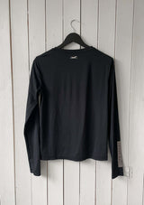 En svart långärmad tröja i ett mjukt, silkesliknande material. Tröjan har rund halsringning och ett upphöjt 3D-tryck av en häst i nacken samt "LOPE SPORT" tryckt längs ena ärmen.