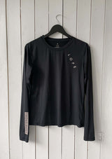 En svart långärmad tröja i ett mjukt, silkesliknande material. Tröjan har rund halsringning och ett upphöjt 3D-tryck i silikon med texten "LOPE" snett över bröstet samt "LOPE SPORT" tryckt längs ena ärmen.