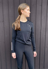 Svart långärmad ridtopp för juniorer. Lope tryck på ärm och bröst. Luftigt funktionsmaterial