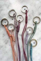 THE STABLE BAG CHARM - lanyard eller nyckelhållarebag charm/ En nyckelring som är både stilren och praktisk. Perfekt för att hålla koll på dina nycklar eller som en snygg detalj på din väska. Finns i mjuka pasteller, mönstrad reflex eller färgstark neon, och kan bäras runt halsen under träningspass. Den chunky och glänsande designen med en rund karbinhake gör den lätt att använda och ger ett unikt utseende. Handgjord i Sverige med rostfritt stål och slitstarkt nylonsnöre