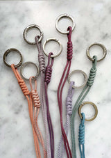 THE STABLE BAG CHARM - lanyard eller nyckelhållare. bag charm/ En nyckelring som är både stilren och praktisk. Perfekt för att hålla koll på dina nycklar eller som en snygg detalj på din väska. Finns i mjuka pasteller, mönstrad reflex eller färgstark neon, och kan bäras runt halsen under träningspass. Den chunky och glänsande designen med en rund karbinhake gör den lätt att använda och ger ett unikt utseende. Handgjord i Sverige med rostfritt stål och slitstarkt nylonsnöre