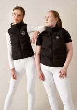 två tjejer med svart ridväst & vita tävlingsbyxor. Sportigt & funktionellt