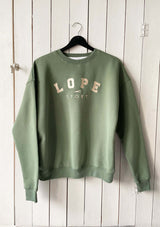 college tröja i oversize modell i snygg grön nyans med broderad lope sport på bröstet i off white.